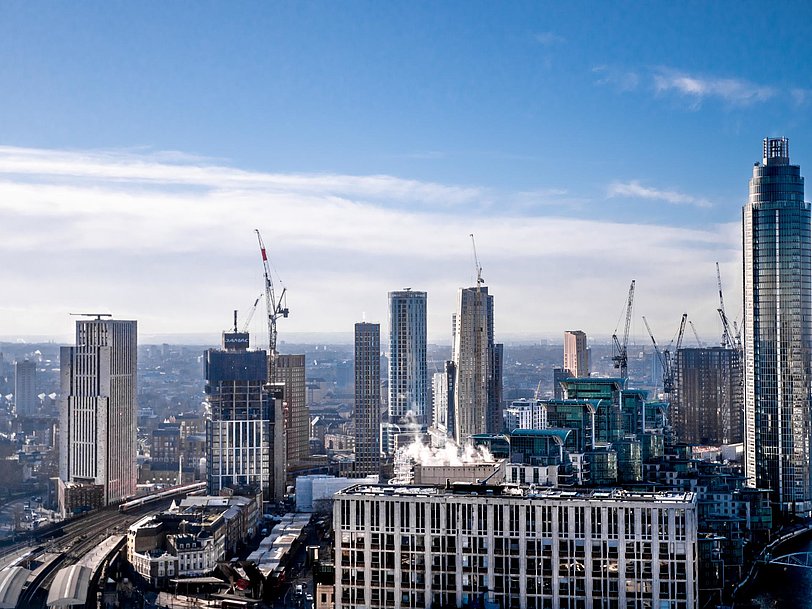 VIEW OF THE LONDON LANDSCAPE VIEW OF THE LONDON LANDSCAPE